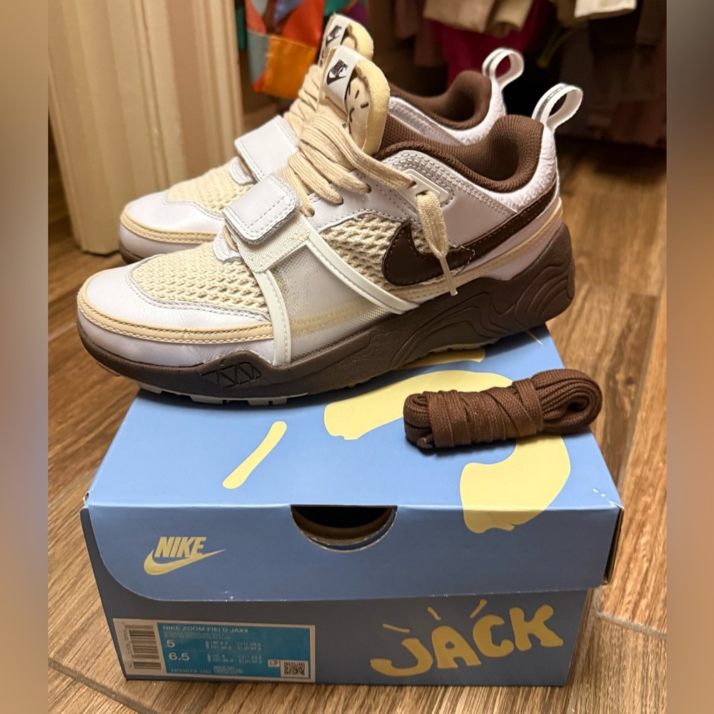 Travis Scott x Nike Zoom Field Jaxx 'Light Chocolate' | White